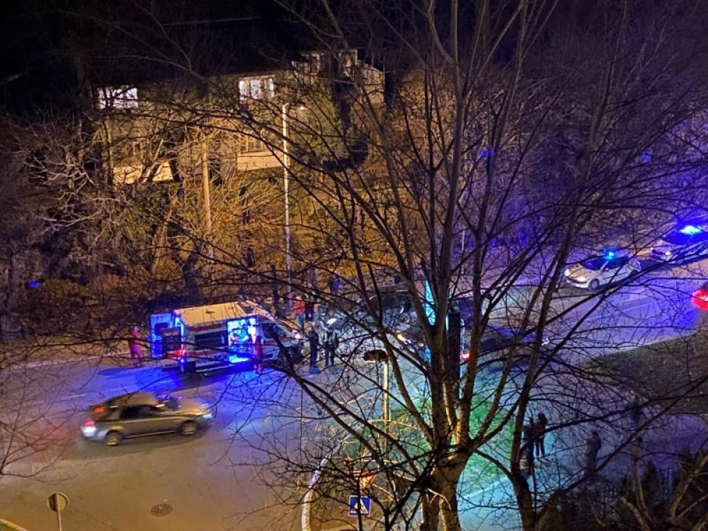 Majka sa dvoje dece stajala na pešačkom prelazu, vozač zaustavio auto da ih propusti, a onda je usledio horor! (VIDEO)