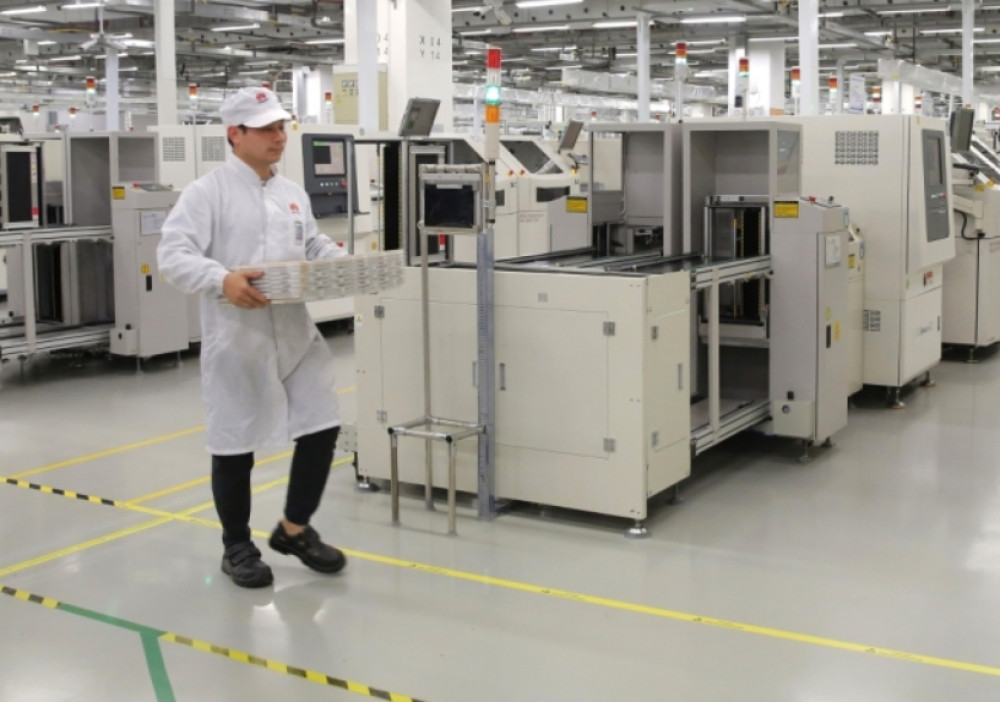 Obilazi Tito jednu fabriku i pita radnika koliko čeličnih vijaka proizvede na dan...