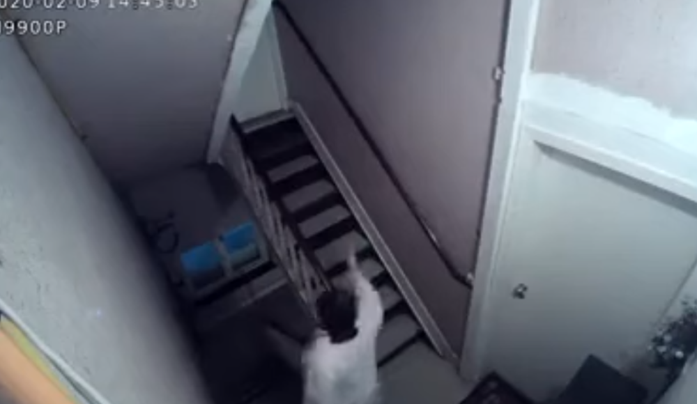 Na snimku se vidi žena kako baca crnu magiju i to ne bilo kakvu! (VIDEO)