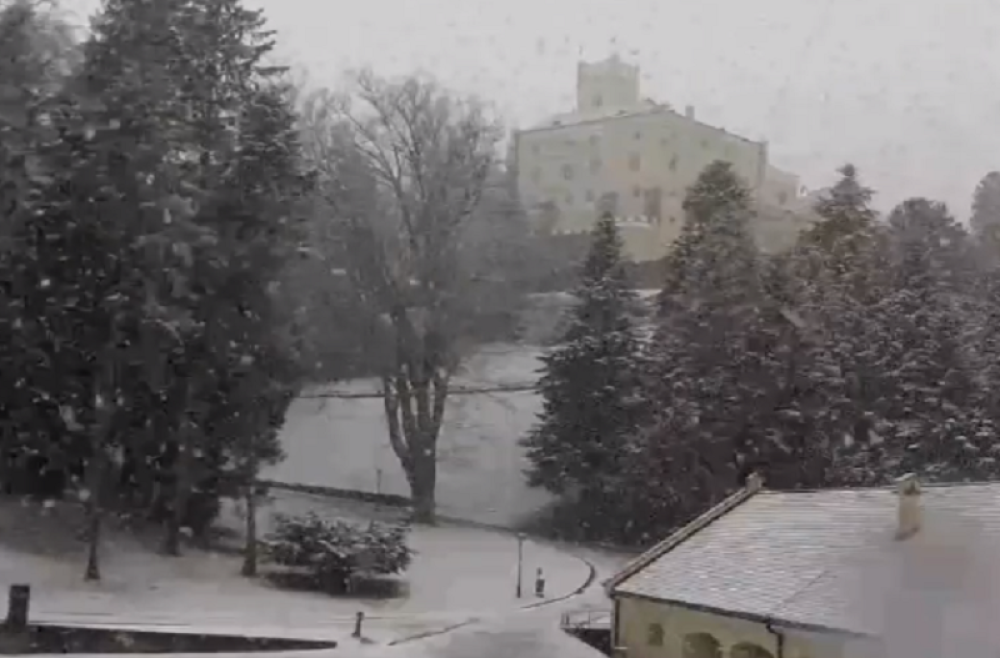 Danas pravi vremenski rolerkoster! Smenjuju se sva godišnja doba, a evo šta nas očekuje i odakle stiže (VIDEO)