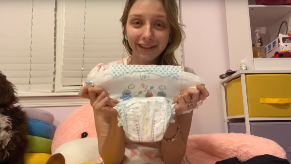 Ima 25 godina a ponaša se kao beba, ali bukvalno! (VIDEO)