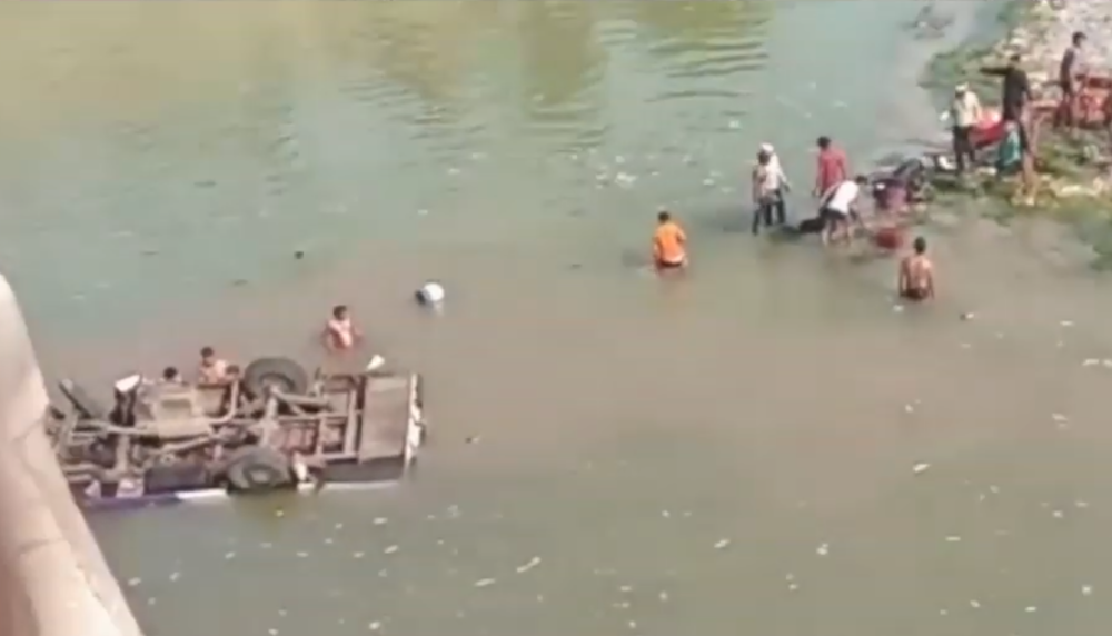 Autobus sa mladencima i svatovima završio u reci, 24 poginulo! (UZNEMIRUJUĆI VIDEO)