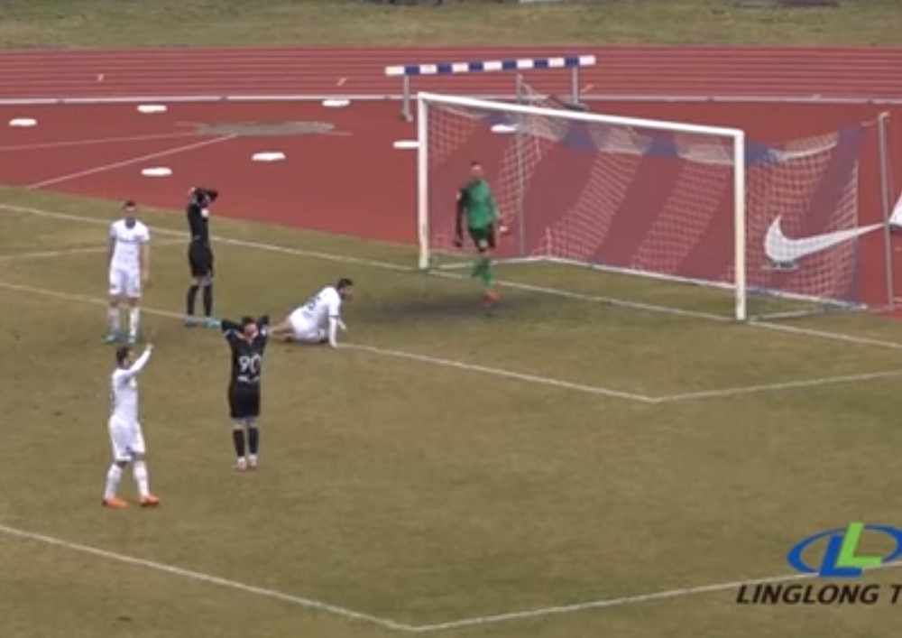 Sa svega par metara se obrukao, samo se uhvatio za glavu (VIDEO)