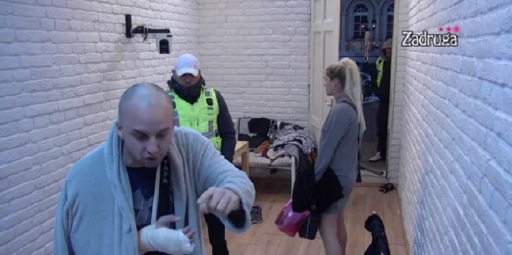 Mlađan Jovanović furiozno upao u izolaciju i napao zadrugara! (VIDEO)