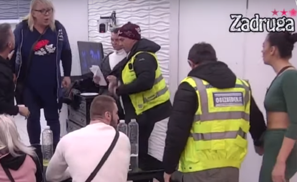 Prekinuta emisija zbog skandaloznog ponašanja učesnika rijalitija! Zorica skočila na sto da dođe do njega! Obezbeđenje uletelo u Belu kuću!