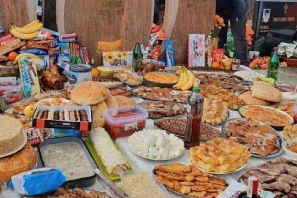 Prizor na Zadušnice koji je izazvao lavinu negativnih komentara (FOTO)