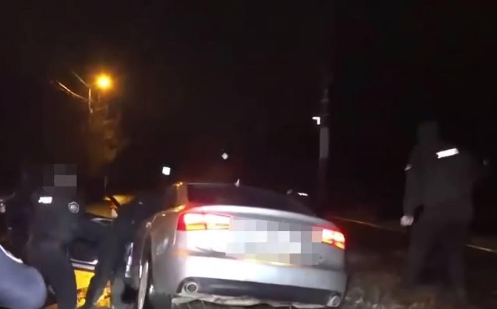 Spektakularna akcija hapšenja u Novom Sadu, Beograđanina izvukli iz jarka! (VIDEO)