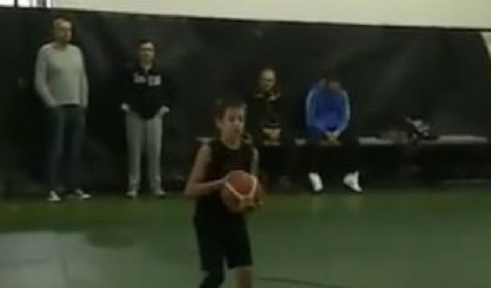 Bivši kapiten Zvezde podelio snimak svog sina kako šutira na koš, nestvarno koliko podseća na svog oca (VIDEO)