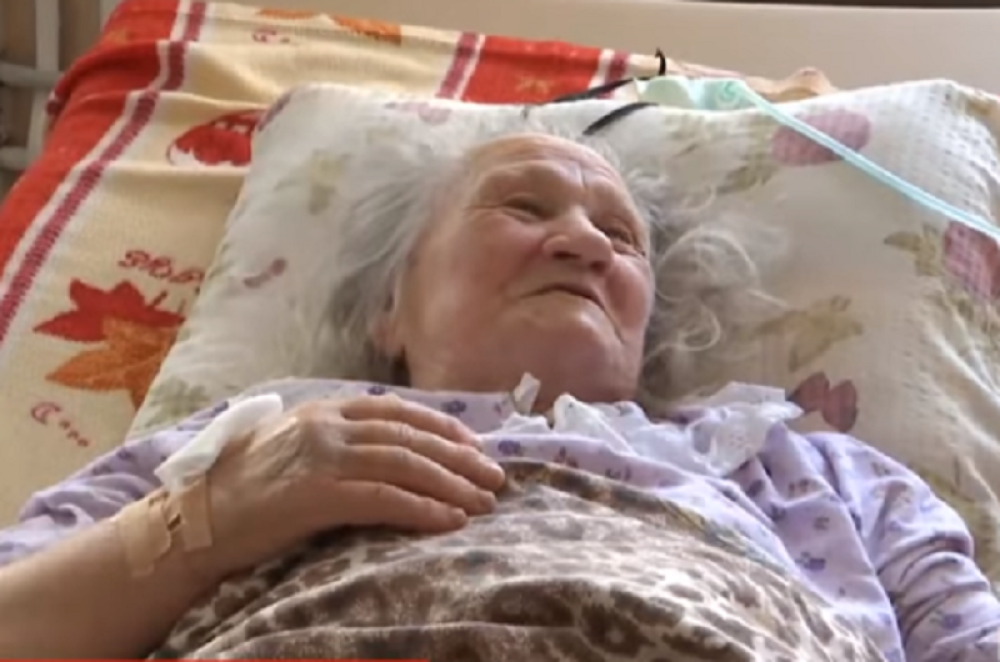 Porodica dovela sveštenika, počeli da kopaju raku, a onda joj je ćerka dotakla čelo i...