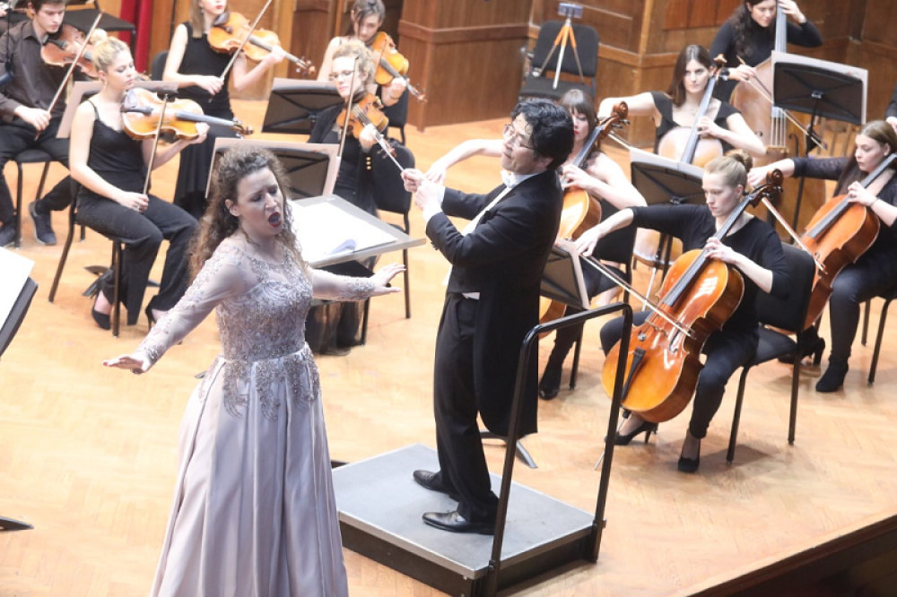 Ovacije za korejskog dirigenta i srpske pevače