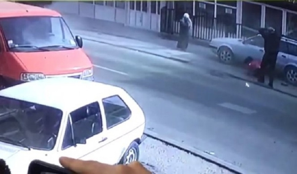 Auto koji je pokosio ženu i dete se kretao velikom brzinom,  od siline udarca odletela nekoliko metara (VIDEO)