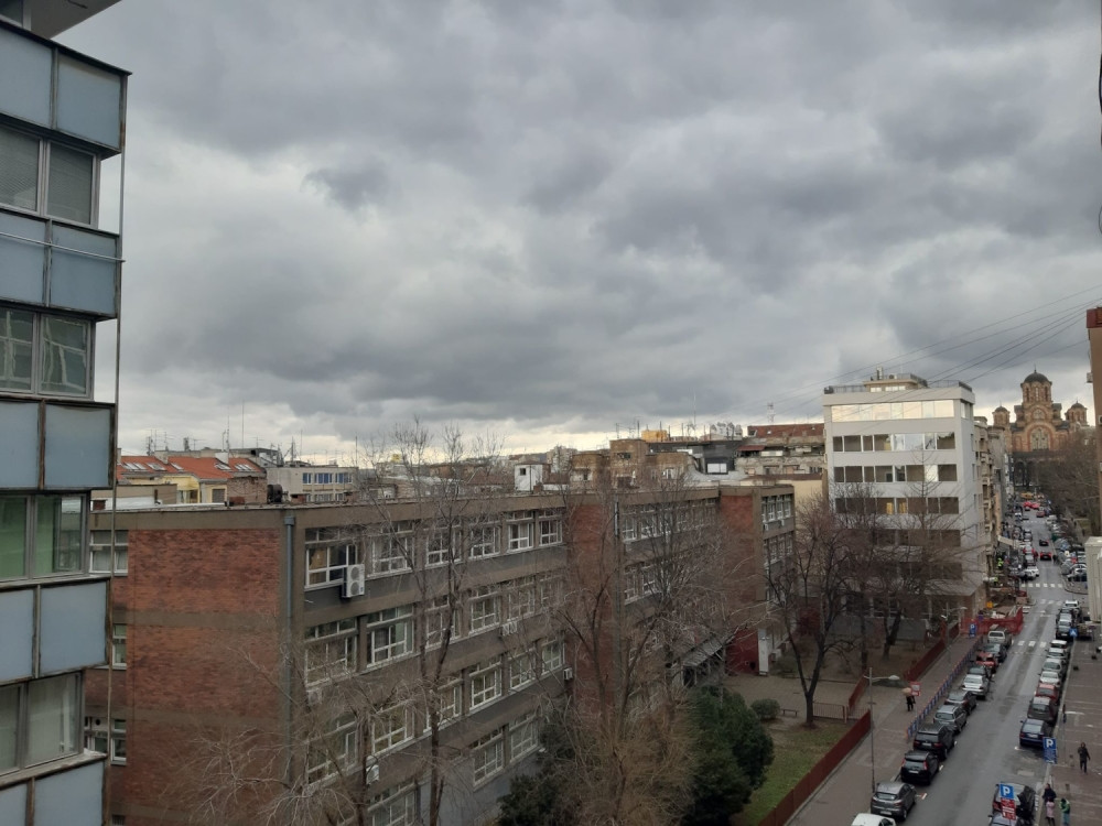 RHMZ upozorio na čudnu pojavu iznad srpskog neba, sve pada po automobilima i terasama