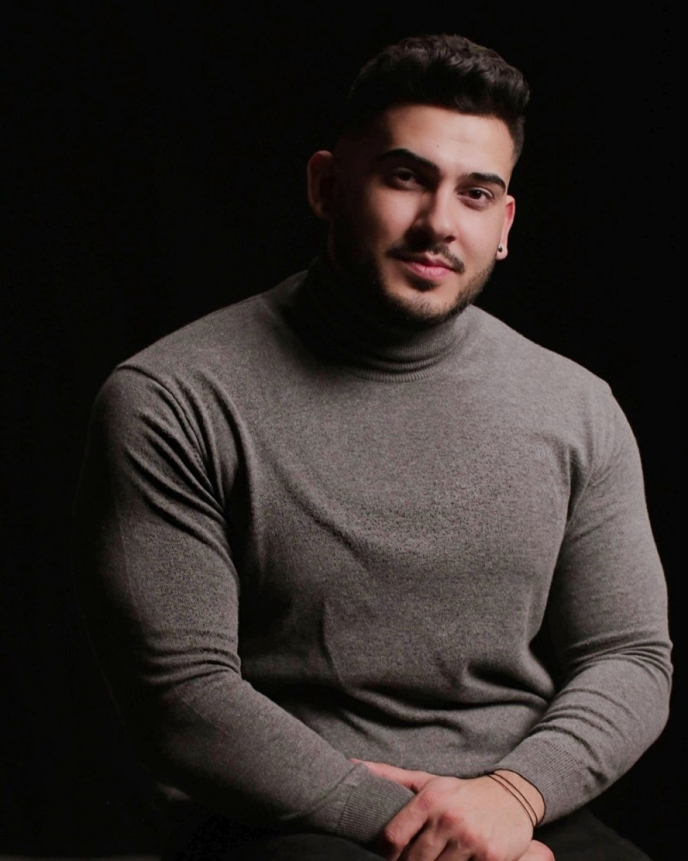 Poznati pevač oduševio publiku novom pesmom i spotom! (VIDEO)