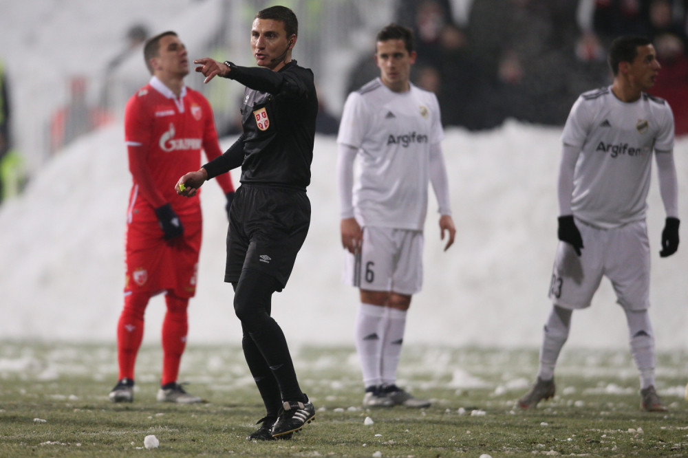 Poznat glavni sudija "večitog derbija" - "Grobari" mu iskopali stare zvezdaške statuse, Delije ga prozivaju zbog penala (FOTO)