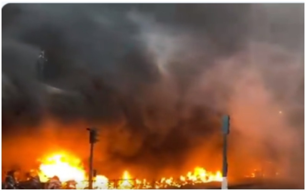 Besni požar, nebo crno od dima!