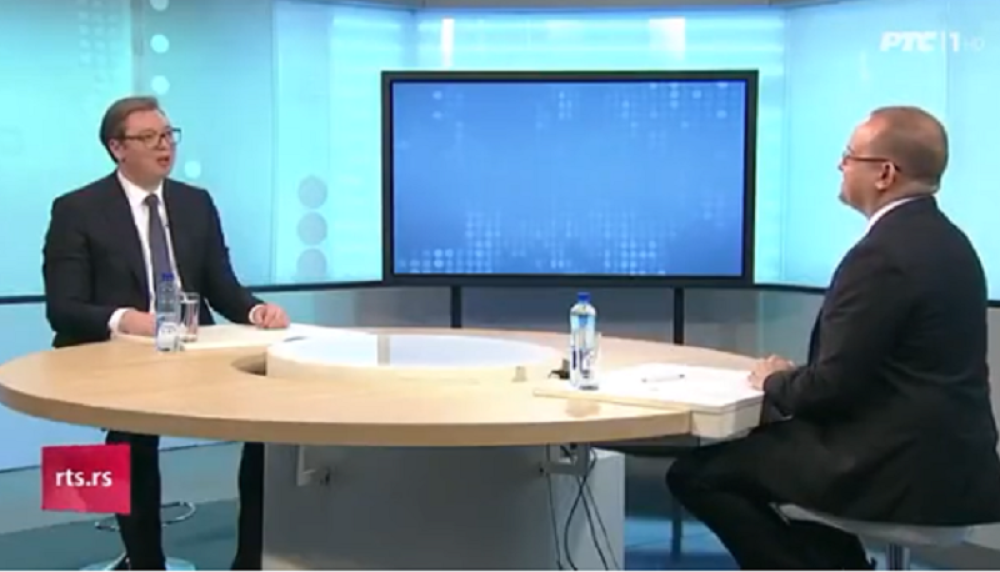 Minut pre nego što su se kamere ugasile, predsednik Vučić se obratio voditelju Bojanu i nasmejao celu naciju (VIDEO)