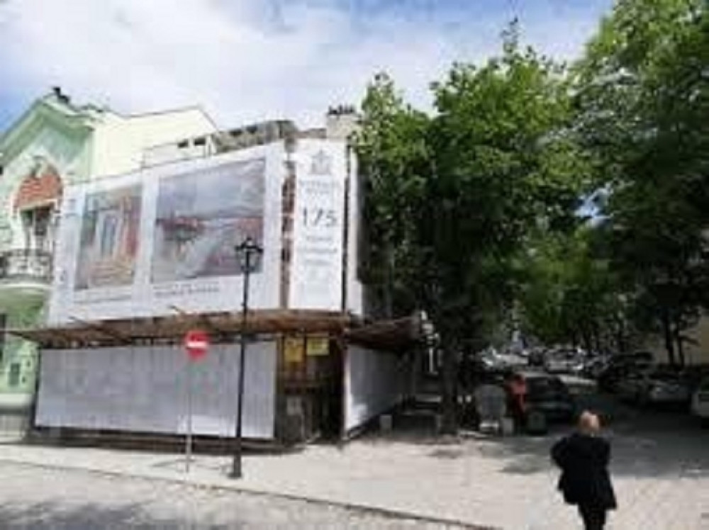 Slike umetničkih dela na zastorima gradilišta u Beogradu