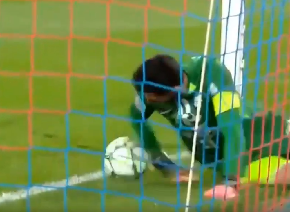 Neverovatna glupost francuskog golmana koja je nasmejala ceo svet (FOTO/VIDEO)