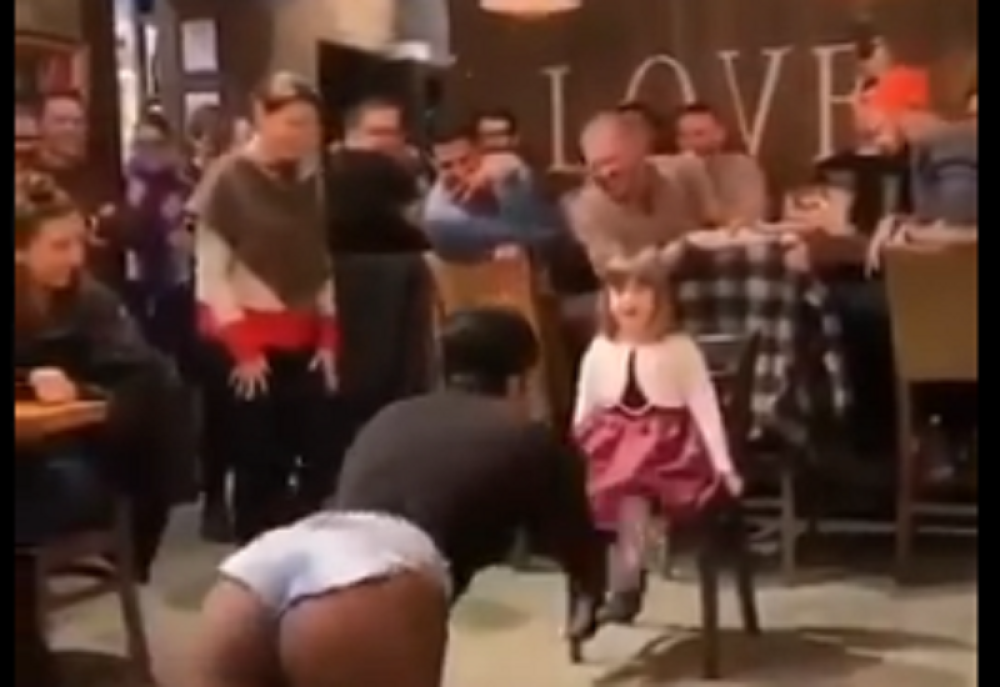 Snimak šokirao svet: On u štiklama i kratkom šortsu provokativno pleše ispred deteta, svi se smeju