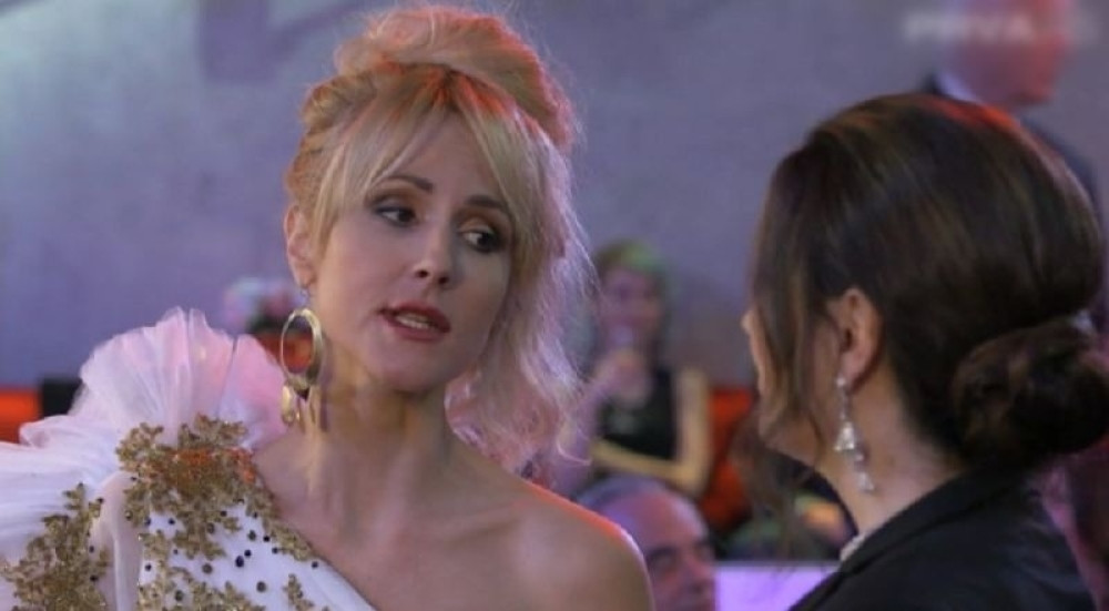 Iva Štrljić zablistala u ulozi ekscentrične kreatorke, a pogledajte kako je izgledala pre 16 godina! (FOTO)