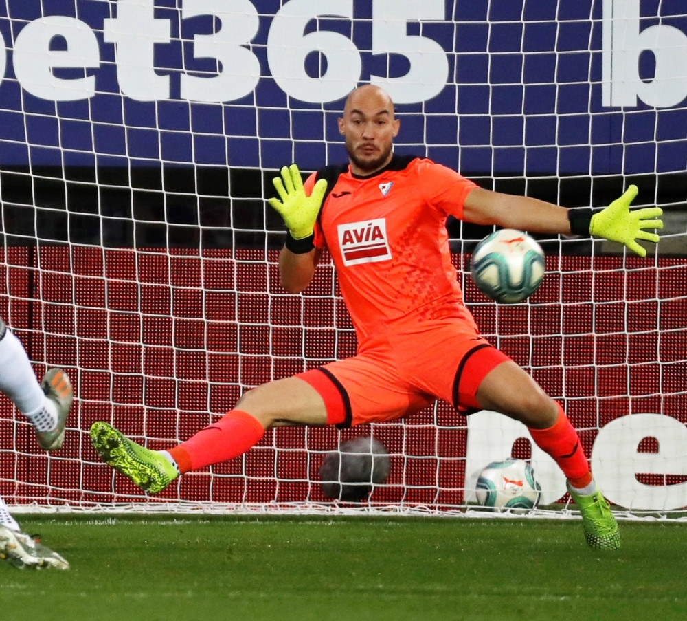 Fenomenalna intervencija srpskog golmana za prvu pobedu Eibara (VIDEO)