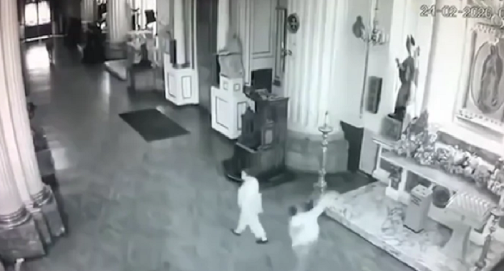 Ušao u crkvu, iz ranca izvadio kamenje, pa razbio ikonu na komade, a razlog je bizaran!