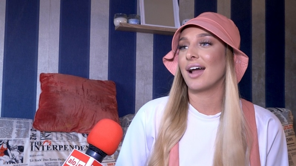 Isplivao snimak Lune Đogani! Izletela pred kamere, pa posrnula na nacionalnoj televiziji! (VIDEO)