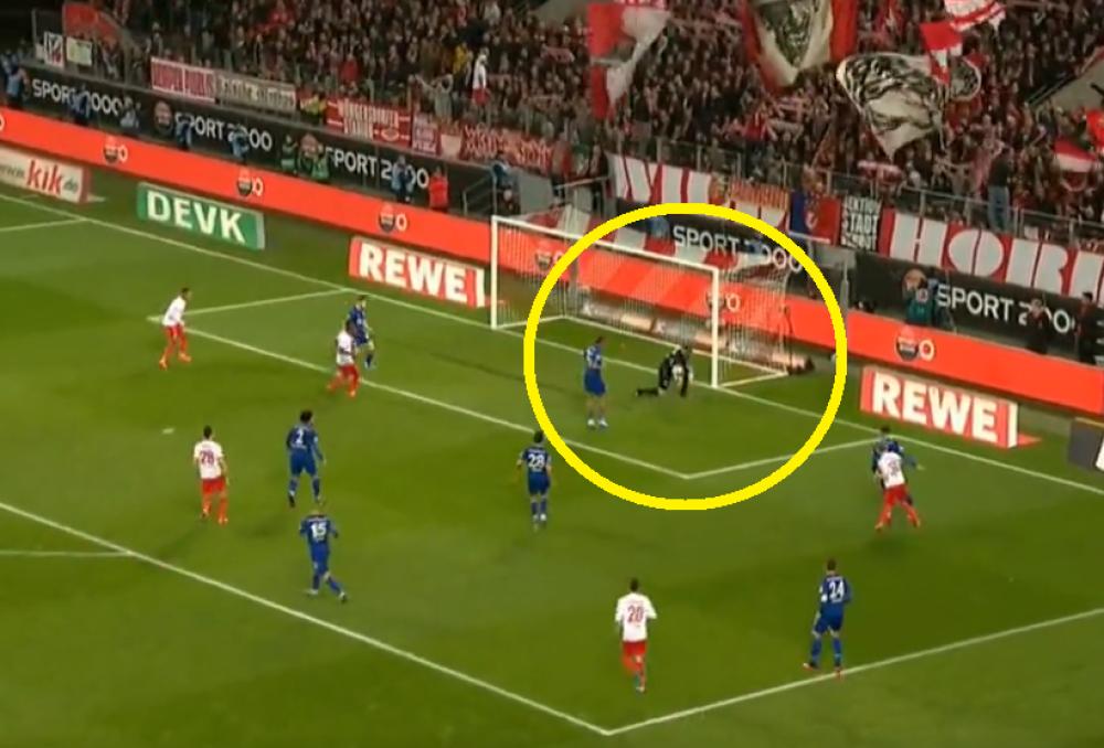 Budući čuvar mreže Bajerna primio gol kakav ne sme ni na treningu, Šalke doživeo katastrofu (VIDEO)