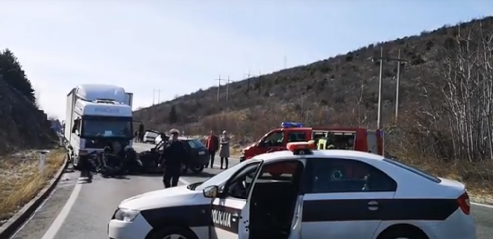 Stena pala na auto, povređen dečak