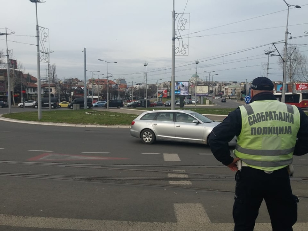 Policajac pokušao da razdovoji huligane pa umalo nastradao!