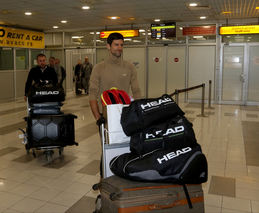 Đokovića sačekala supruga na aerodromu nakon trijumfa u Dubaiju! Susret sa Jelenom ganuo je čitavu Srbiju!