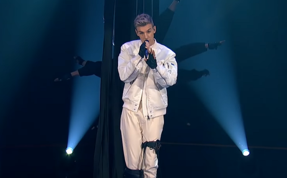 Andrija Jo oduševio scenskim nastupom u finalu muzičkog takmičenja! (FOTO)