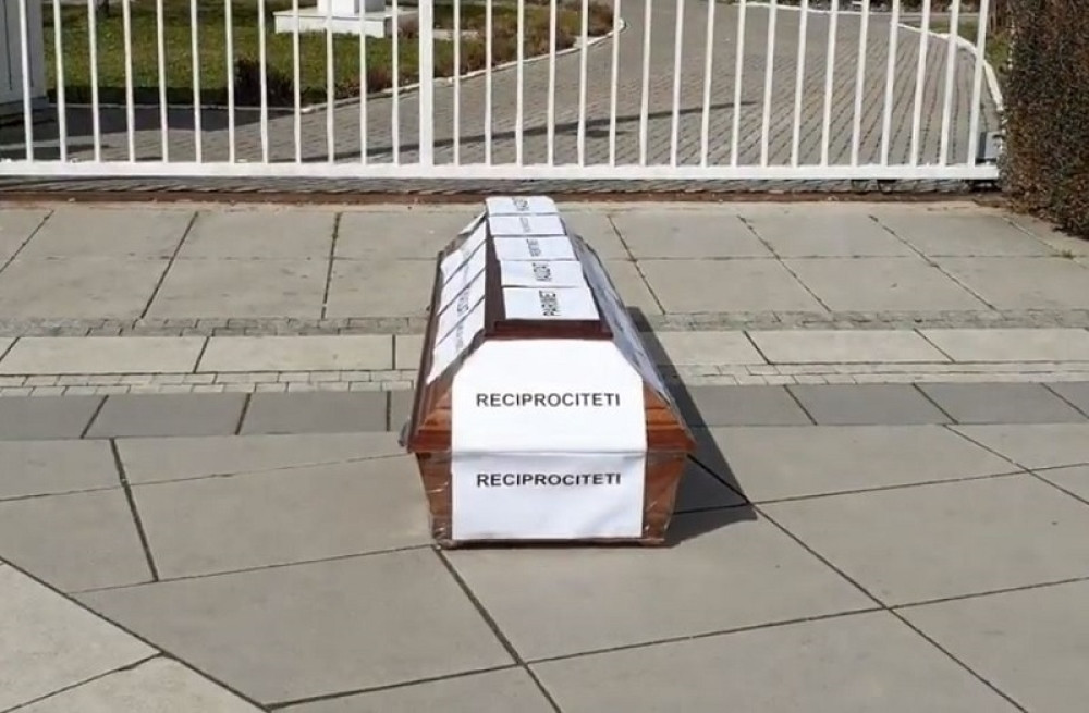 Haradinaj poslao mrtvački sanduk Kurtiju (FOTO/VIDEO)