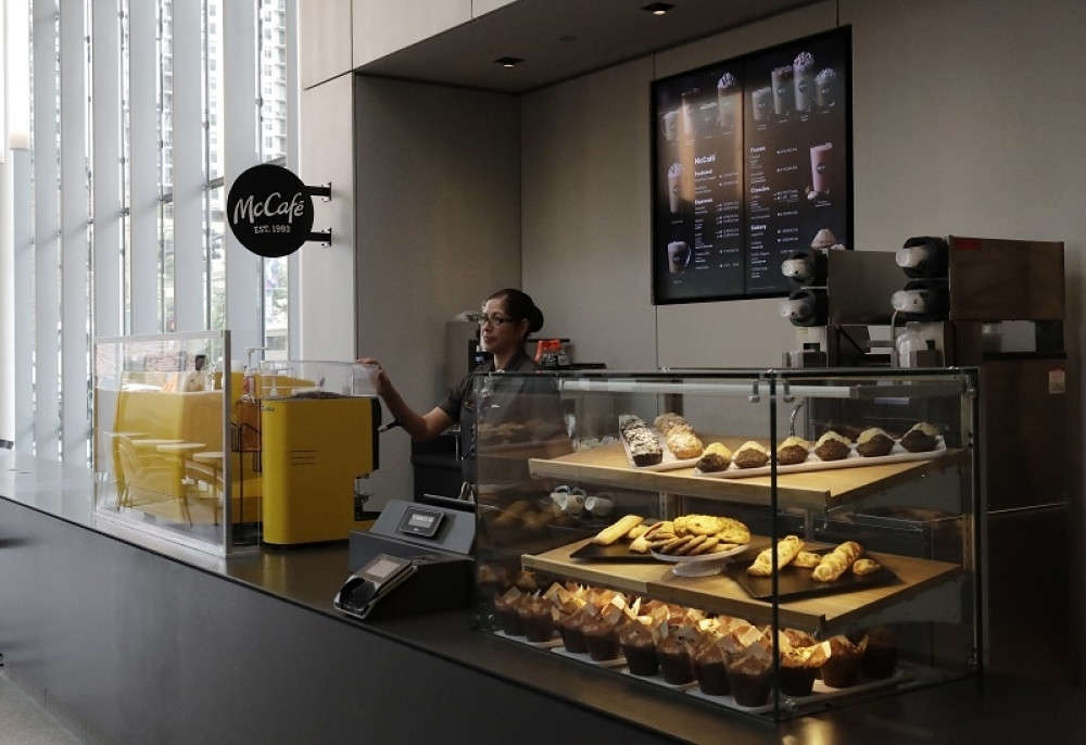 Muškarac ugledao Mekdonalds, uzeo kalašnjikov pa krenuo da rešeta dok je sve snimao kamerom (VIDEO)