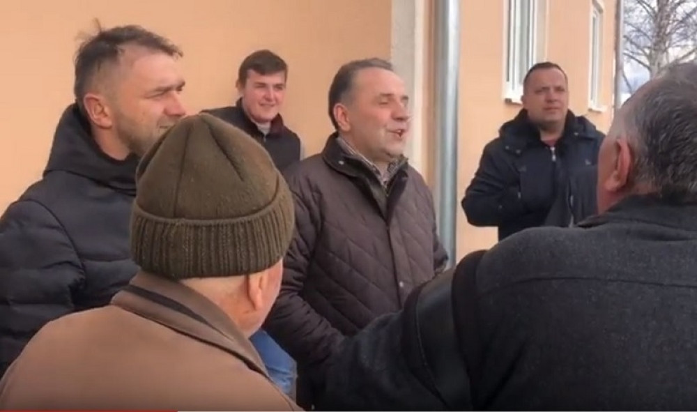 Rasim Ljajić zapevao sa meštanima sela Žitniće (VIDEO)