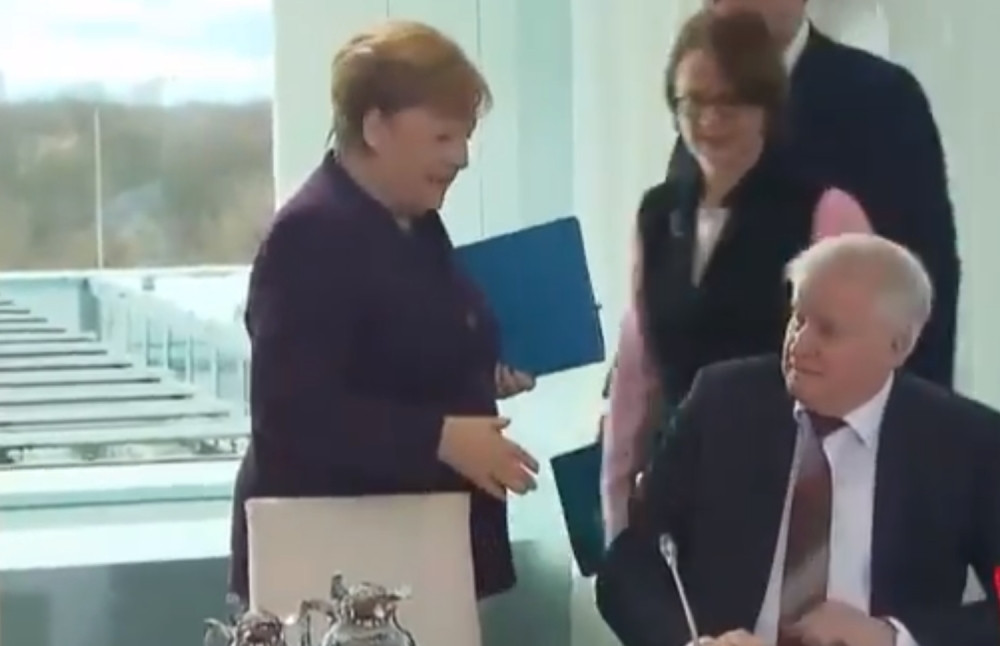 Ušla je u salu, pružila mu ruku, a on... (VIDEO)