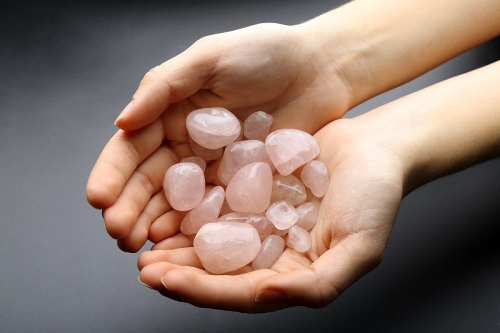 Ne ide vam na emotivnom planu? Rozenkvarc, kamen koji svojim moćnim frekvencijama privlači ljubav