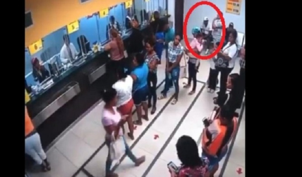 Samo se čula eksplozija, a muškarac se zapalio! Nastala opšta panika (VIDEO)