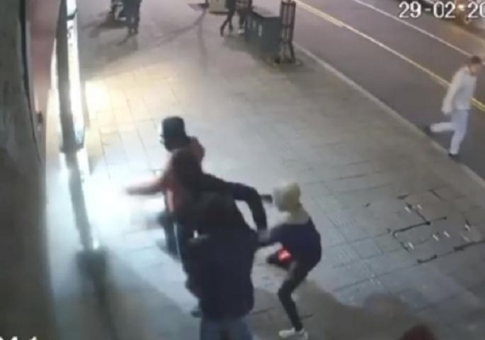 Maskirani mladići razvaljuju vrata usred centra Beograda (VIDEO)