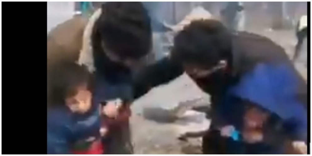 Maltretiraju rođenu decu - stavljaju ih iznad vatre da se nagutaju dima, mališani vrište dok kamere sve snimaju