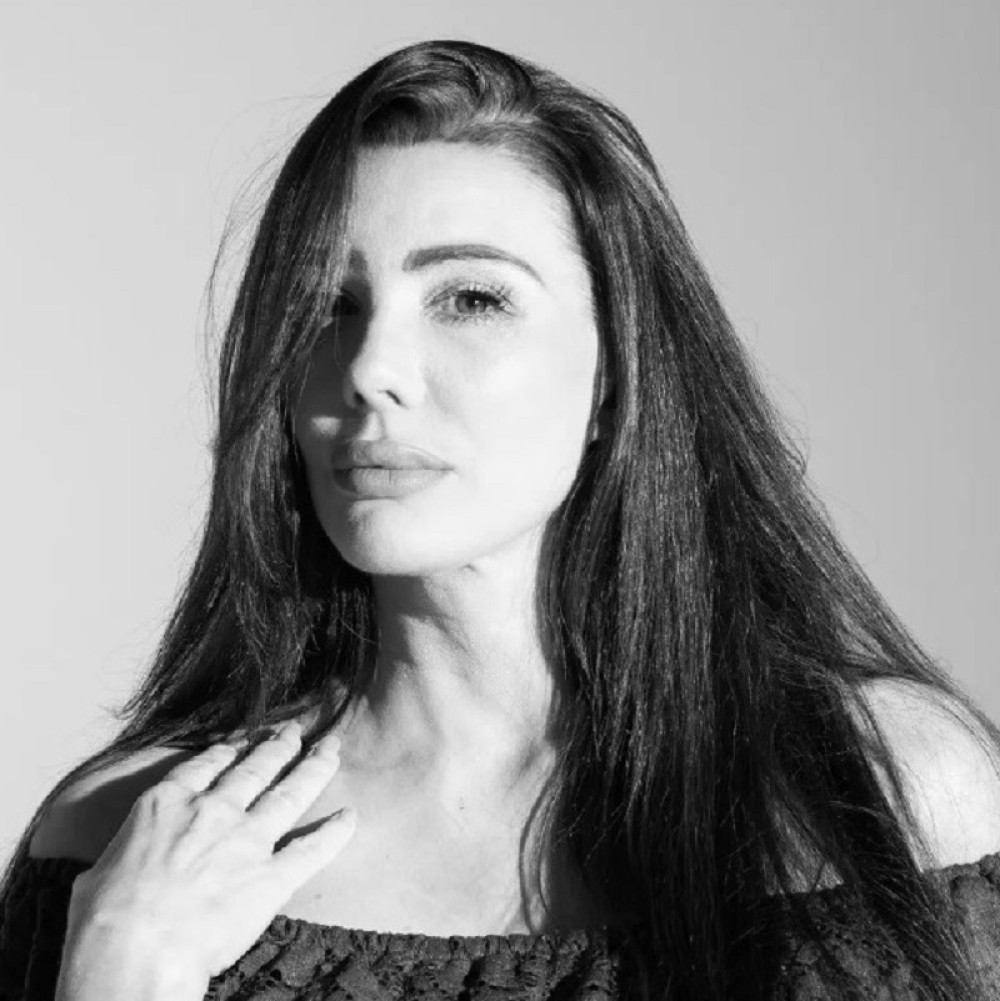 Glumac je silovao dok je njegov prijatelj držao svoj polni organ u njenim ustima! Sara iznela užasne detalje!