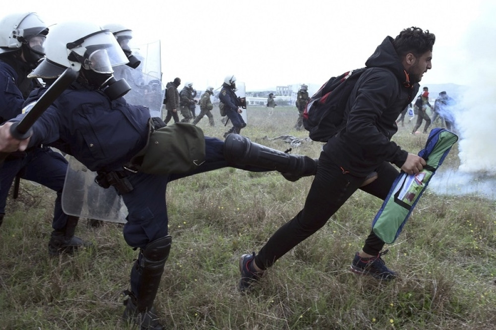Turci puštaju migrante, Grci ih sprečavaju SUZAVCIMA I GRANATAMA (FOTO)