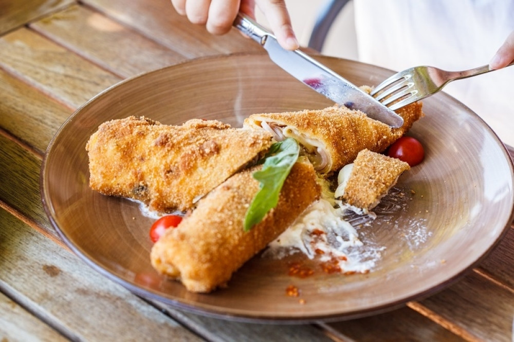 Ovaj jednostavni recept će vas oduševiti! Punjena praška šunka sa sirom! (RECEPT)