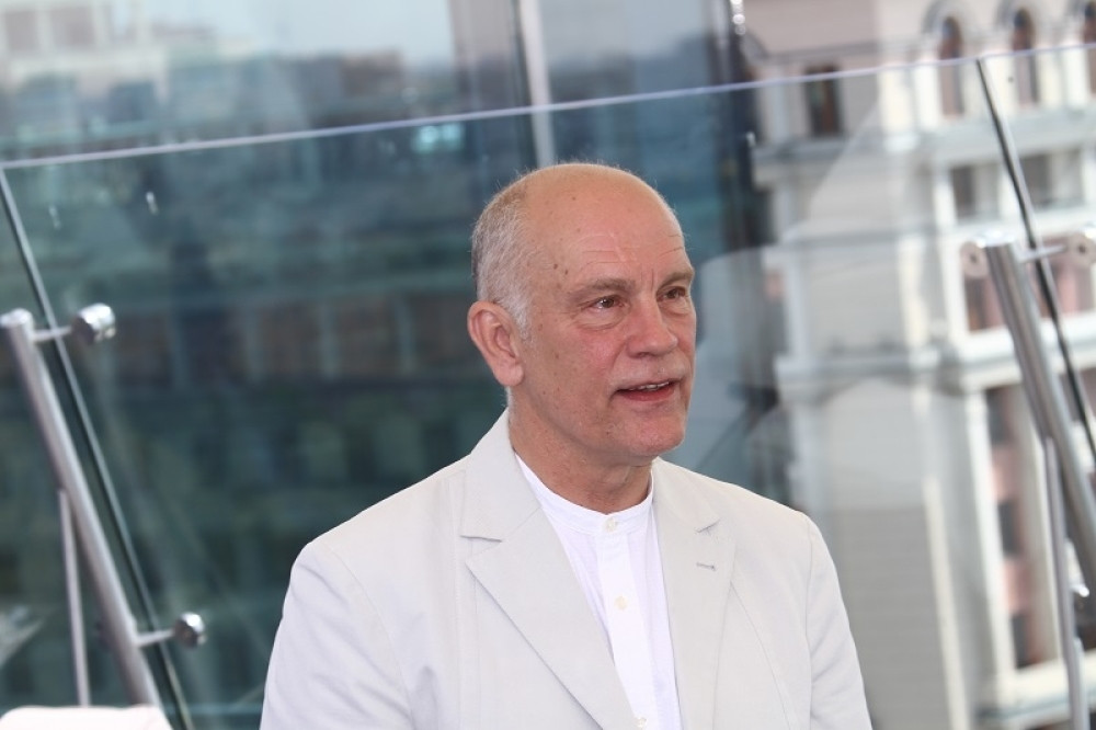 Nameštaj sa dvora Obrenovića za Džona Malkoviča! Zavrteće vam se u glavi kada čujete koliki honorar će dobiti!