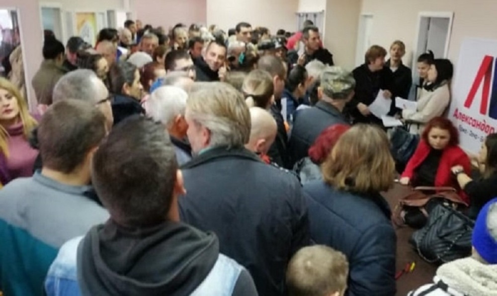 Podigla se cela Srbija! Simpatizeri napravili redove u odborima SNS-a širom zemlje (FOTO)