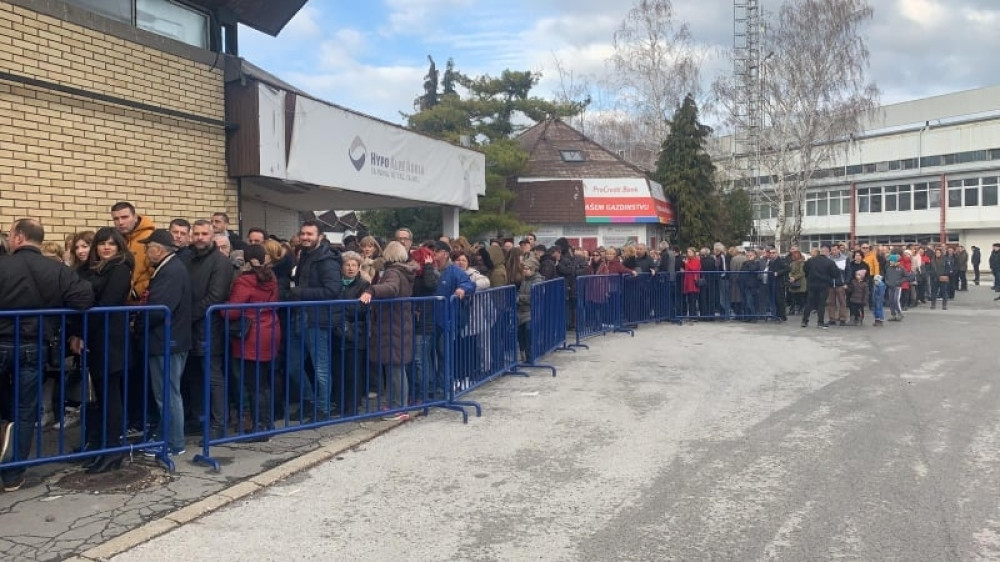 Hiljade ljudi na ulicama! (VIDEO)