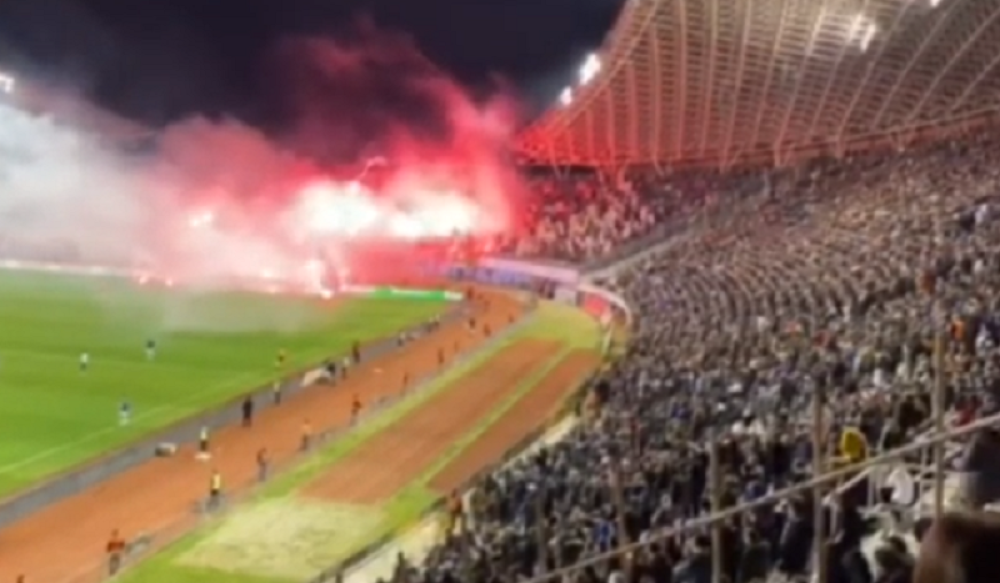 Opšti haos u Splitu - "Torcidini" huligani vređali i prozivali Zagrepčane tokom utakmice (VIDEO)
