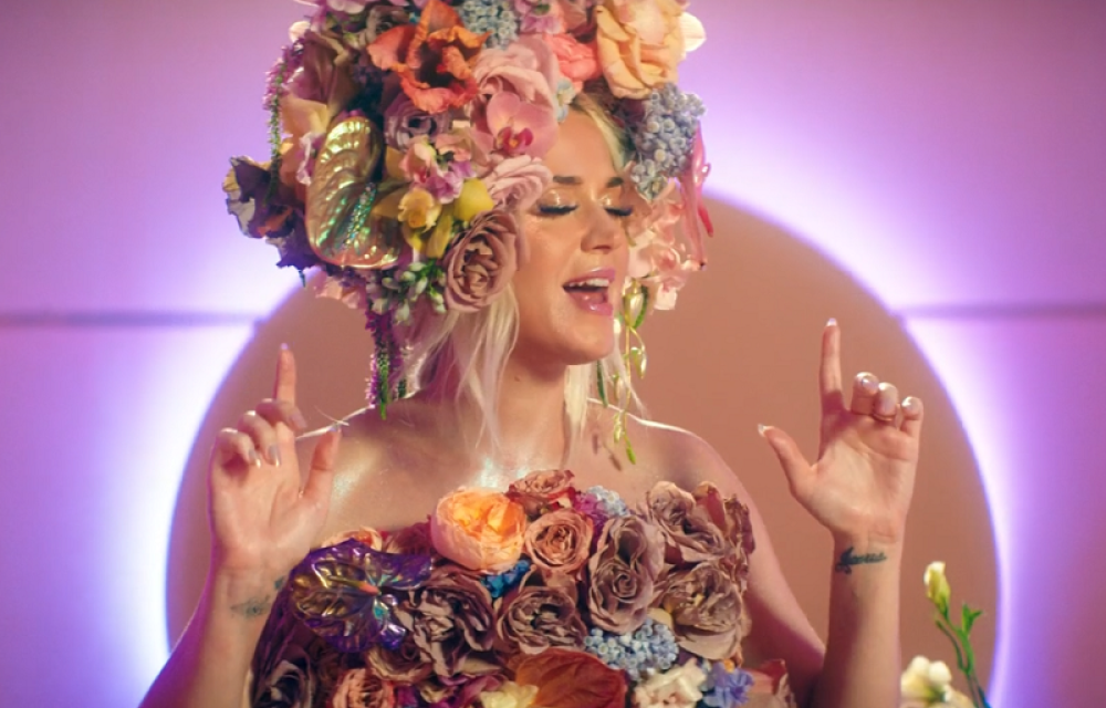 Ovo NIJEDNA poznata ličnost nije uradila nikada: Pevačica slikala svoje telo samo PET DANA NAKON POROĐAJA! (FOTO)