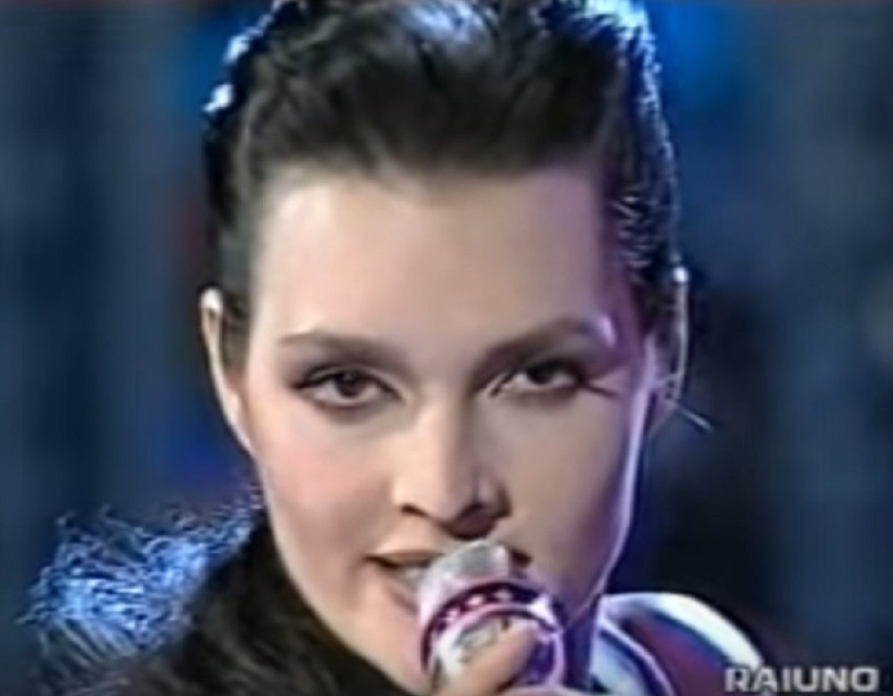 Ana Oksa je pobegla iz Albanije plivajući do Italije: U egzaltaciji muzičke karijere, udala se za Bedžeta Pacolija (FOTO/VIDEO)