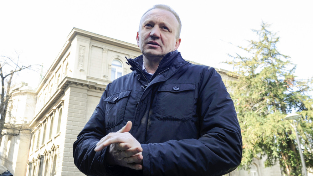 Optužuje Vučića, a on pobegao sa suđenja!